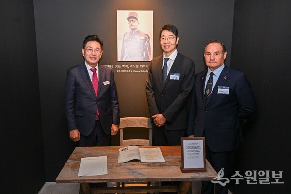 전진선 양평군수(왼쪽), 김기환 ㈜지평주조 대표(가운데), 전 프랑스 대사관 국방무관 알렝 나스(Alain Nass)씨가 한국전쟁 당시 프랑스군 지휘소로 쓰였던 지평양조장 내 몽클라르 장군 실제 집무실에서 기념촬영을 하고 있다. (사진=양평군)