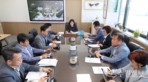 김보라 안성시장(정면)이 제21대 대통령 선거 대비 공정선거 추진 대책 회의를 주재하고 있다. (사진=안성시)