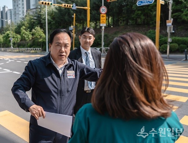 이권재 오산시장이 도로재포장 공사 구간에서 현장 점검을 하고 있다. (사진=오산시)