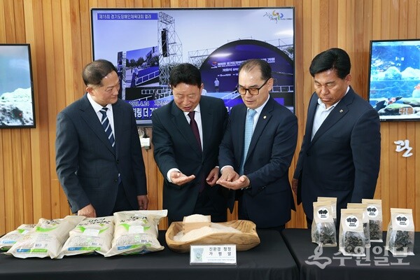‘가평군 농산물 미국 수출 선적식’에서 내빈들이 친환경 쌀과 건목이버섯을 살펴보고 있다. 왼쪽부터 이재준 경기도주식회사 대표이사, 서태원 가평군수, 조재익 경기무역공사 부사장, 장동규 가평군농협 조합장. (사진=가평군)