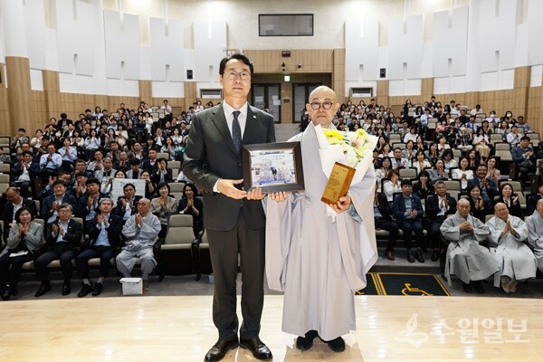 '2025년 제1회 명사특강'이 끝난 후 정명근 화성시장(왼쪽)이 성효 큰스님에게 감사패를 전달한 뒤 기념 촬영을 하고 있다. (사진=화성시)