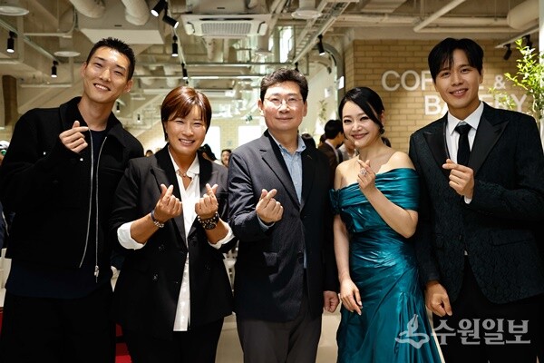 이상일 시장(가운데)이 'SERI PAK with 용인' 개관식에서 우상혁 육상선수(왼쪽), 박세리 전 감독(왼쪽 두번째), 김소현·손준호 뮤지컬 배우(오른쪽)와 기념 촬영을 하고 있다. (사진=용인시)