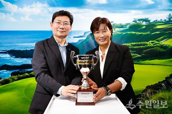 이상일 시장이 13일 'SERI PAK with 용인' 기념관에 전시된 박세리 전 감독 LPGA 우승트로피 앞에서 기념촬영을 하고 있다. (사진=용인시)