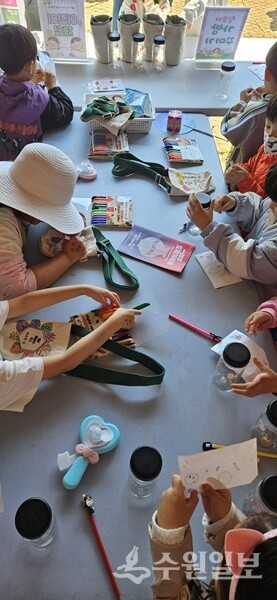 여주시 지속가능발전협의회가 여주도자기축제 동안 운영한 탄소중립 홍보관에서 가족 체험 프로그램을 진행하고 있는 모습. (사진=여주시)
