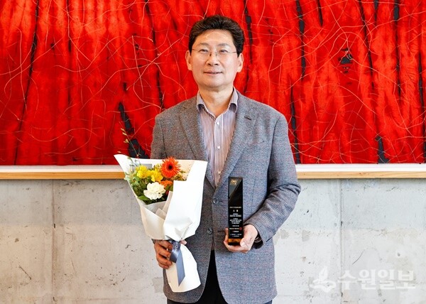 이상일 용인특례시장이 14일 '2025 국가대표브랜드 대상'을 수상한 뒤 포즈를 취하고 있다. (사진=용인시)