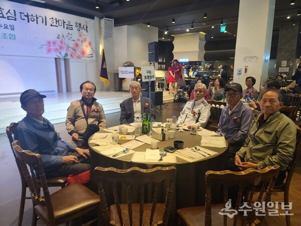 '2025년 원로조합원 효심 더하기 한마음 행사'에서 70세 이상 원로조합원들이 함께 하고 있다. (사진=동탄농협)