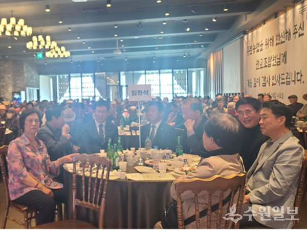'2025년 원로조합원 효심 더하기 한마음 행사'에서 400여 임직원들이 즐거운 시간을 보내고 있다. (사진=동탄농협)
