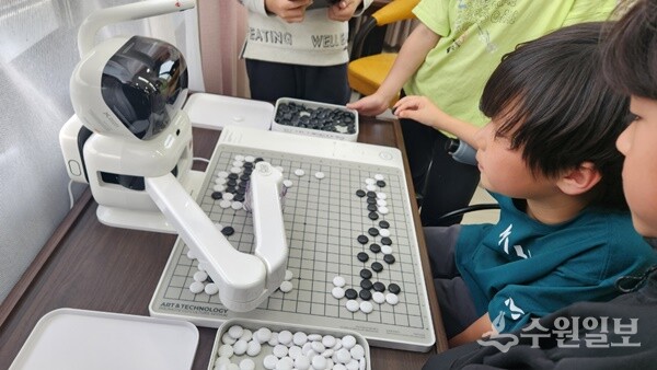 양평군내 한 어린이가 인공 지능(AI)로봇과 바둑게임을 하고 있다. (사진=양평군 서종면)