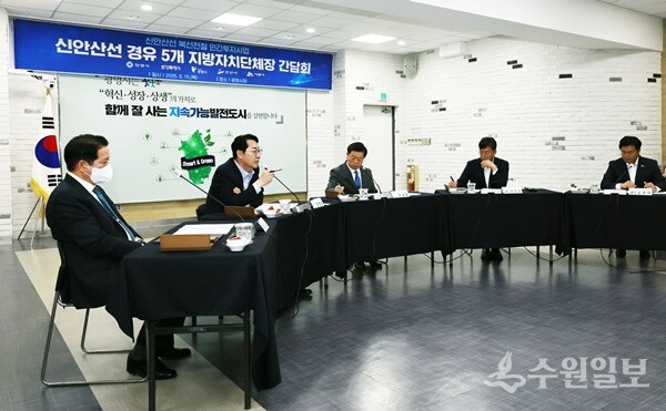 정명근 화성특례시장(왼쪽 두번째)이 15일 광명시청 대회의실에서 열린 '신안산선 광역철도 안전시공을 위한 공동건의문 간담회'에서 발언하고 있다. (사진=화성시)