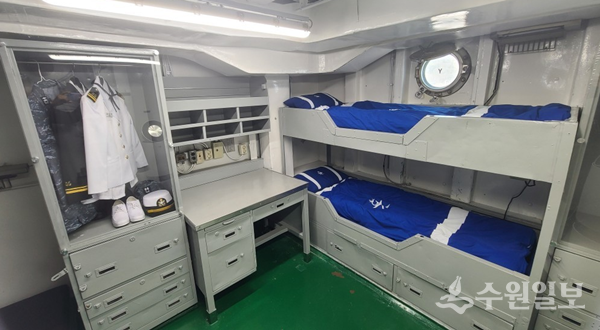 실제 제복·군복·침낭 등 군용 장비를 직접 보고 느낄 수 있도록 마련한 함상공원내 체험 공간. (사진=강화군)