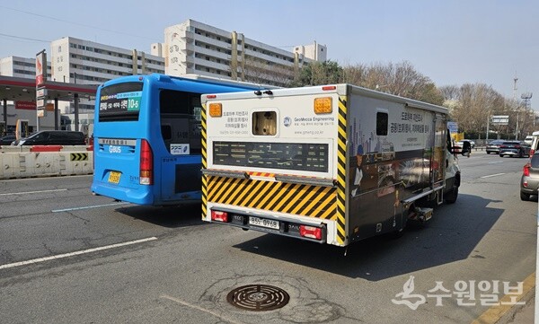 수원시가 지표투과레이더를 이용, 도로를 탐사하고 있다. (사진=수원시)