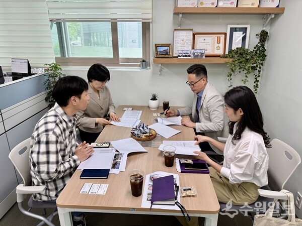 이기복 남양주시 다산행정복지센터장(오른쪽 두번째)이 복지 네트워크 강화를 위한 현장 간담회를 갖고 있다. (사진=다산행정복지센터)