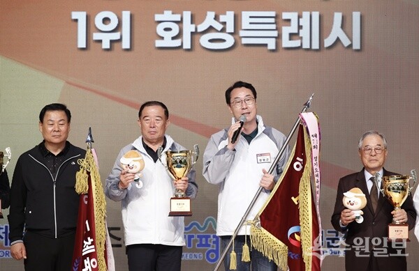 정명근 화성특례시장이 경기도체육대회 우승 시상식에서 우승소감을 말하고 있다. (사진=화성시)