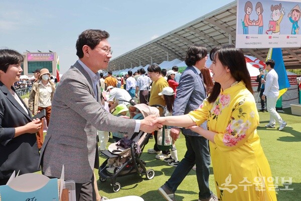 18일 용인특례시청 하늘광장에서 열린 '제18주년 세계인의 날 기념축제'에서 이상일 시장이 행사 참가자들과 인사를 나누고 있다. (사진=용인시)