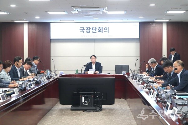 정명근 화성특례시장이 국장단회의에서 URAN AI 구현을 위한 정책 방향에 대해 말하고 있다. (사진=화성시)
