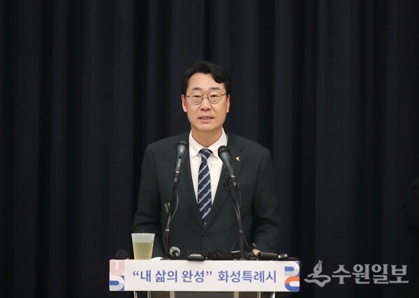 정명근 화성시장이 지난 3월 언론브리핑에서 AI 미래도시의 비전을 발표하고 있다.(사진=화성시)