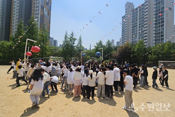 가온초교 5학년생들이 박터트리기를 하고 있다. (사진=가온초교)