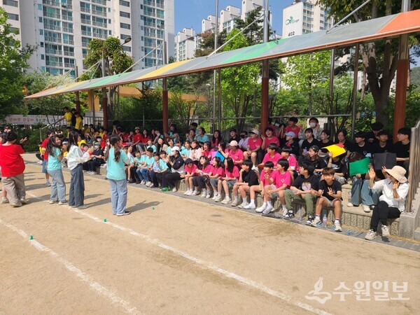5~6학년 고학년생들이 반별로 티셔츠를 맞춰 입고 응원을 하고 있다. (사진=가온초교)