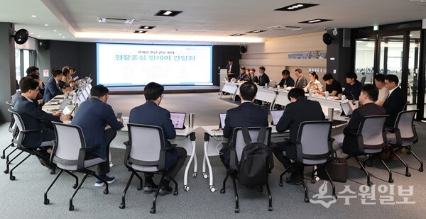 김현곤 경과원장이 19일 북서부권 경기창업혁신공간(고양)에서 ‘현장중심 릴레이 간부회의’를 주재하고 있다. (사진=경과원)
