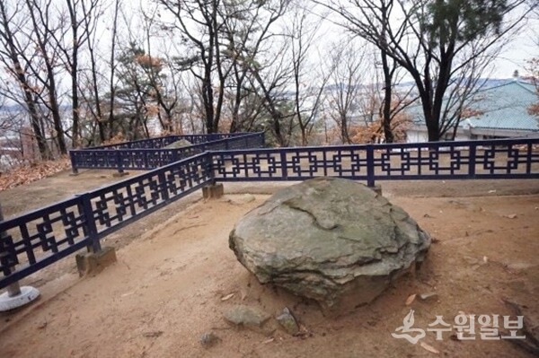 팔달산에서 발견된 고인돌 무리. (사진=김우영)