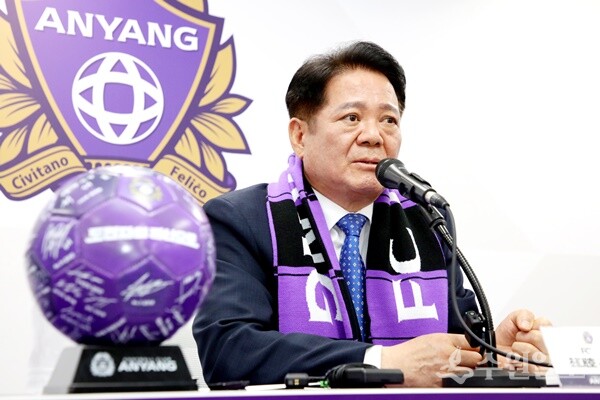최대호 FC안양 구단주(안양시장)가 긴급 기자회견을 갖고 있다. (사진=안양시)