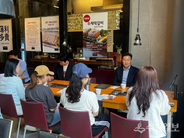 이계문 남양주도시공사 사장(정면)이 호평체육문화센터 주민협의체와 간담회를 갖고 있다. (사진=남양주도시공사)