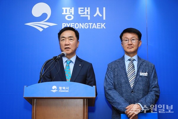 정장선 평택시장(왼쪽)이 20일 공설 종합장사시설 건립 부지 최종 선정 과정을 설명하고 있다. (사진=평택시)