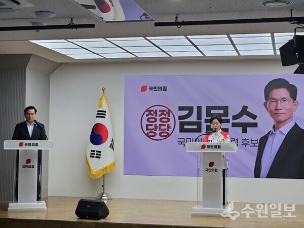 김구영 반도체/AI첨단산업본부 전국조직총괄본부장(왼쪽) 사회로 양향자 공동선대위원장이 '반도체 첨단산업 육성전략'을 발표하고 있다. (사진=제21대 대통령선거 국민의힘 중앙선거대책위원회 반도체·AI 첨단산업본부)
