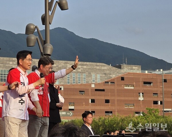 국민의힘 김문수 대선후보와 이창근 하남시을 당원협의회 위원장이 하남 스타필드에서 집중 유세를 펼치고 있다. (사진=하남시을 당원협의회)