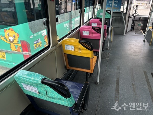 화성도시공사가 고객만족도 조사를 위해 화성 희망버스 좌석 뒤에 스티커를 부착하고 운행하고 있다. (화성도시공사 제공)