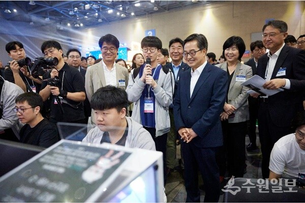 '2025 플레이엑스포(PlayX4)'에서 김동연 경기도지사 부스 라운딩을 하고 있다. (사진=경기도)