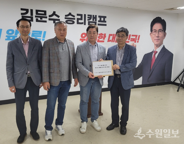 고범석 구리·서울통합추진위원회 공동대표(오른쪽 두번째)가 관계자들과 함께 구리시·서울편입 내용의 제안서를 전달한 뒤 기념촬영을 하고 있다. (사진=구리·서울통합추진위원회)