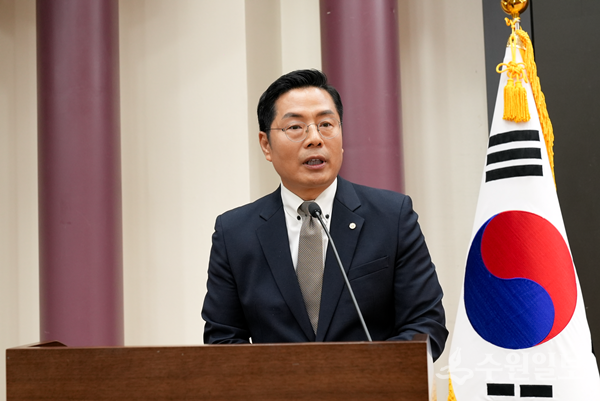 구재이 한국세무사회장이 더불어민주당에 납세자권익 보호와 조세제도 개편을 위한 정책들을 조목조목 설명하고 있다. (사진=한국세무사회)