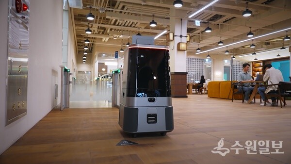 현대차그룹이 'MARS 2025'에서 선보일 DAL-e Delivery 로봇. 스스로 목적지까지 음료를 전달하고 있다. (사진=화성시)