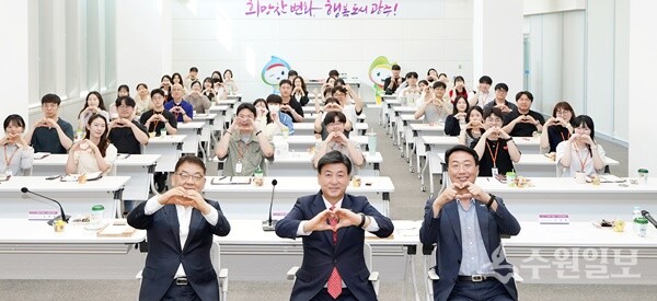 방세환 시장(앞줄 가운데)이 직접 ‘멘토링 소통간담회’ 를 주재한 뒤 조종호 행정자치국장(왼쪽), 이상현 행정지원과장(오른쪽), 신규공직자들과 함께 기념촬영을 하고 있다. (사진=광주시)
