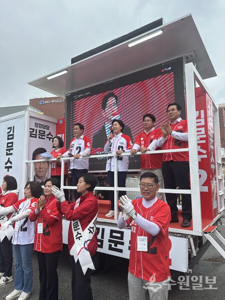 김선교 중앙선대위 정무특보단장(위쪽 왼쪽 두번째)이 양향자 중앙선대위 공동선대위원장과 함께 국민의힘 김문수 대선후보 지원유세를 하고 있다.(사진=국민의힘 제21대 대통령선거 중앙선거대책위원회 정무특보단)