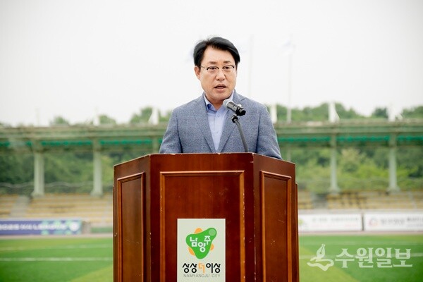  23일 ‘제7회 남양주시의회 의장기 그라운드골프대회’ 개회식에서 조성대 의장이 대회사를 하고 있다. (사진=남양주시의회)