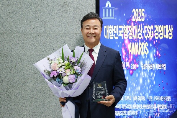 김성제 의왕시장이 ‘2025 대한민국 행정대상’시상식에서 대상을 수상한 뒤 포즈를 취하고 있다. (사진=의왕시)