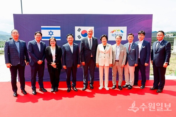 김경희 이천시장(오른쪽 5번째)이 주한 이스라엘 대사관 대표단을 만나 이천과 이스라엘 간 선진 기술 확산에 대한 협력 방안을 논의하는 간담회를 개최한 뒤 기념촬영을 하고 있다. (사진=이천시)