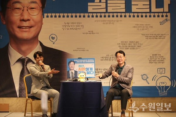 정명근 화성특례시장이 청년들과의 토크쇼에서 청년들의 정책제안을 듣고 있다. (사진=화성시)