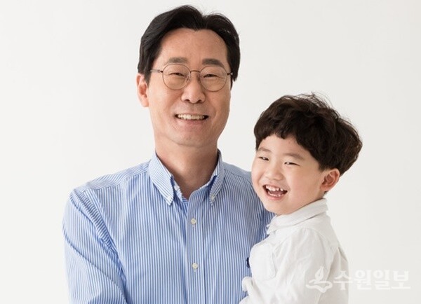 정명근 화성특례시장이 아이를 안고 있다. 화성시가 2년 연속 출생아 수 7200명으로 전국 1위를 달성했다. (사진=화성시)