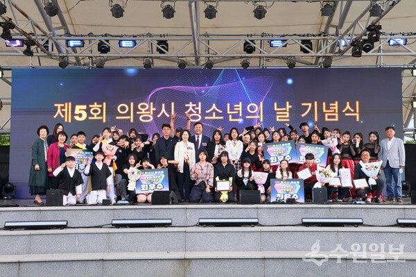 김성제 의왕시장(뒷줄 가운데)이 청소년의 날 기념식에서 청소년들과 함께 하고 있다. (사진=의왕시)