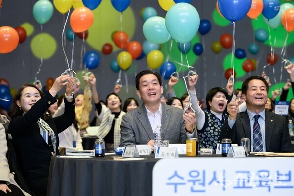 지난 3월 청개구리 스펙 학부모 지원단 위촉식에서 이재준 수원시장과 학부모들이 청소년의 성장을 응원하는 풍선을 들고 있다.(사진=수원시)