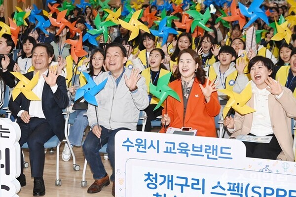 지난 3월 청개구리 스펙 청소년 지원단 위촉식에서 이재준 수원시장과 청소년들이 기념촬영을 하고 있다.(사진=수원시)