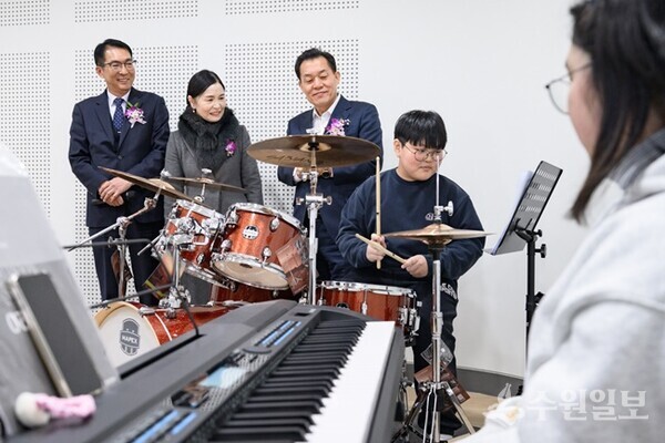 이재준 수원시장이 효동초등학교 청개구리 연못에서 악기를 연주하고 있는 청소년들을 바라보고 있다.(사진=수원시)