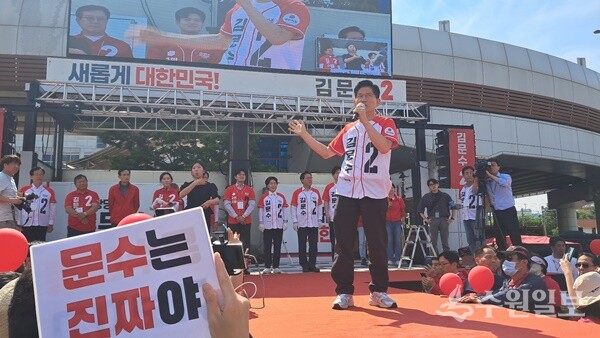 김문수 국민의힘 대선 후보가 26일 오산역 광장을 찾아 지지를 호소하고 있다. (사진=엄인용 기자]