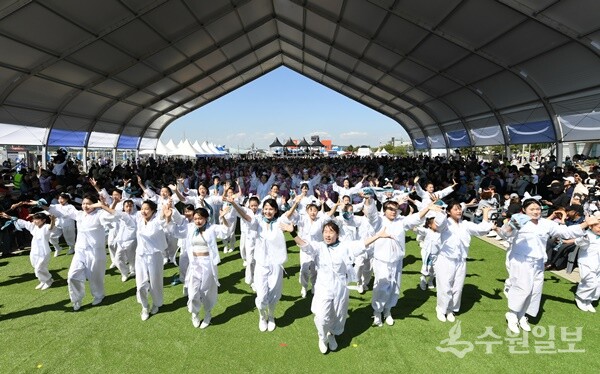 지난해 '제14회 뱃놀이축제' 바람의 사신단 댄스 퍼레이드 모습. (사진=화성시)