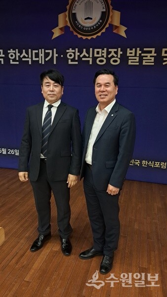 나흥열 (사)대한민국 한식포럼 사무총장(왼쪽)과 김구영 미래사회연구소장이 기념촬영을 하고 있다. (사진=엄인용 기자)