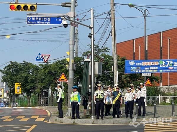 남양주시가 와부읍 예봉초등학교 앞 사거리에서 ‘안전한 전동킥보드(PM) 이용문화 조성’을 위한 민관합동 홍보캠페인을 벌이고 있다. (사진=남양주시)