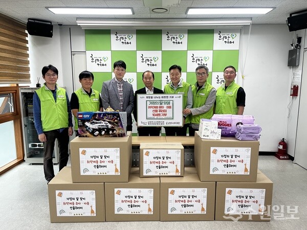 이계문 남양주도시공사 사장(오른쪽 세번째)이 가정의 달을 맞아 취약계층 영유아·아동을 위한 선물꾸러미를 기부한 뒤 관계자들과 함께 기념촬영을 하고 있다. (사진=남양주도시공사)